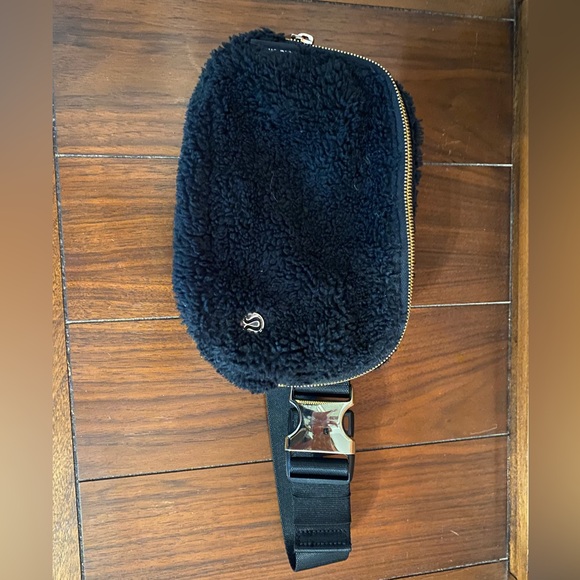 Lululemon everywhere Sherpa black belt bag - Picture 3 of 4